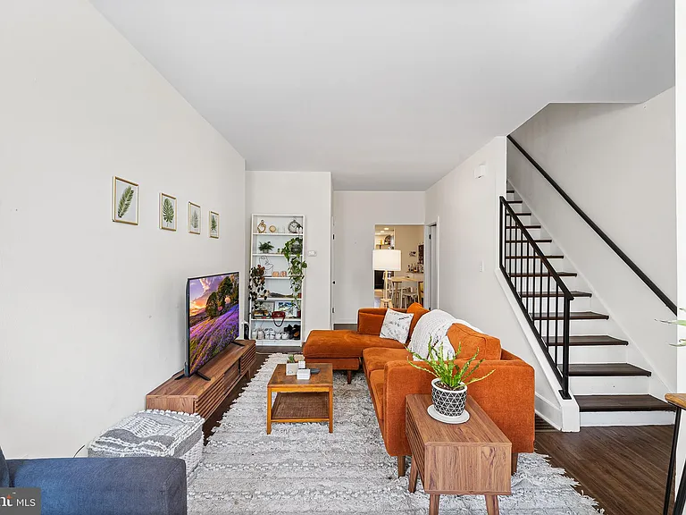 107 W Master St — Photo 4