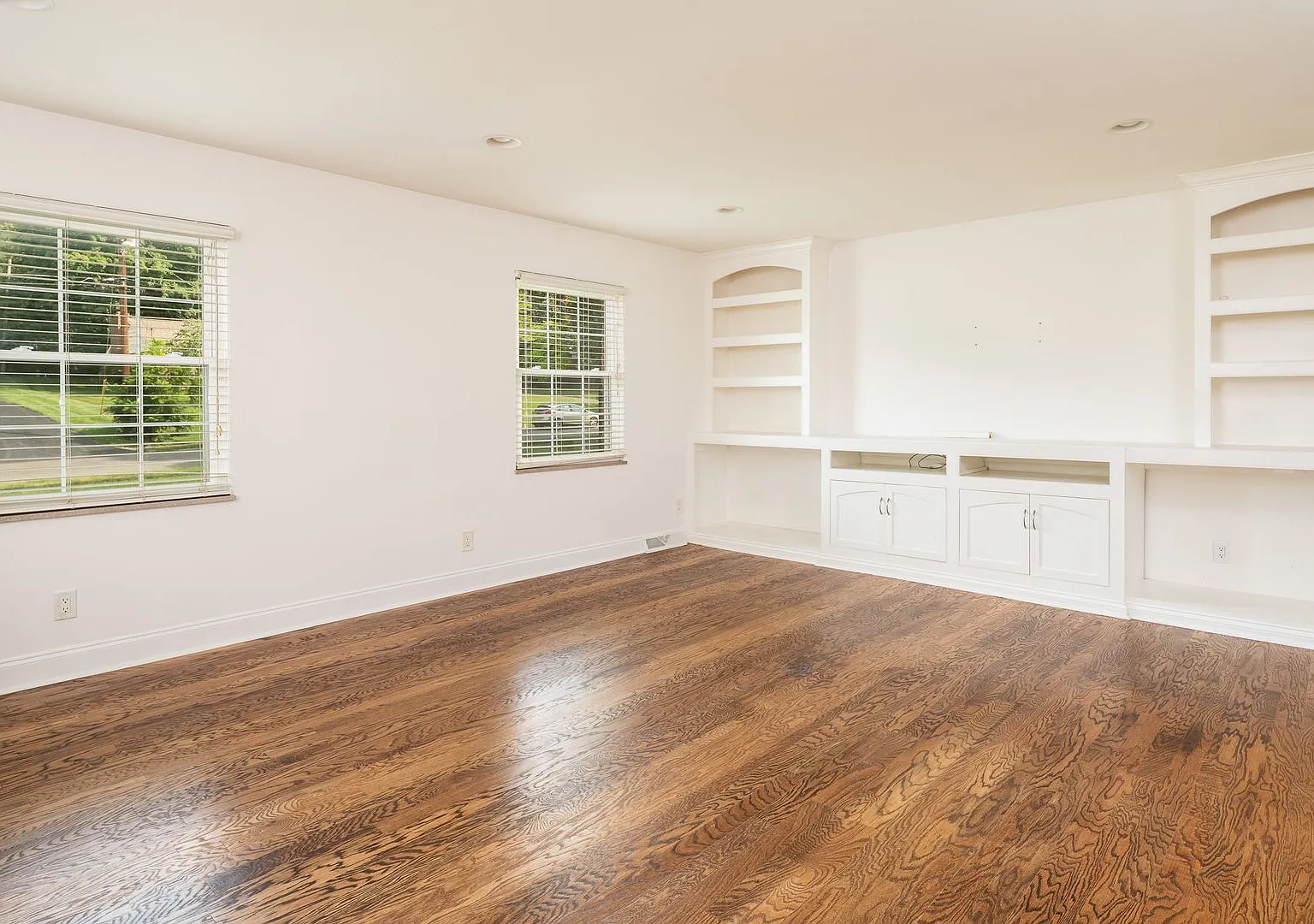4 bed, 3.0 bath, 2495 sqft, $3,200 — Photo 2