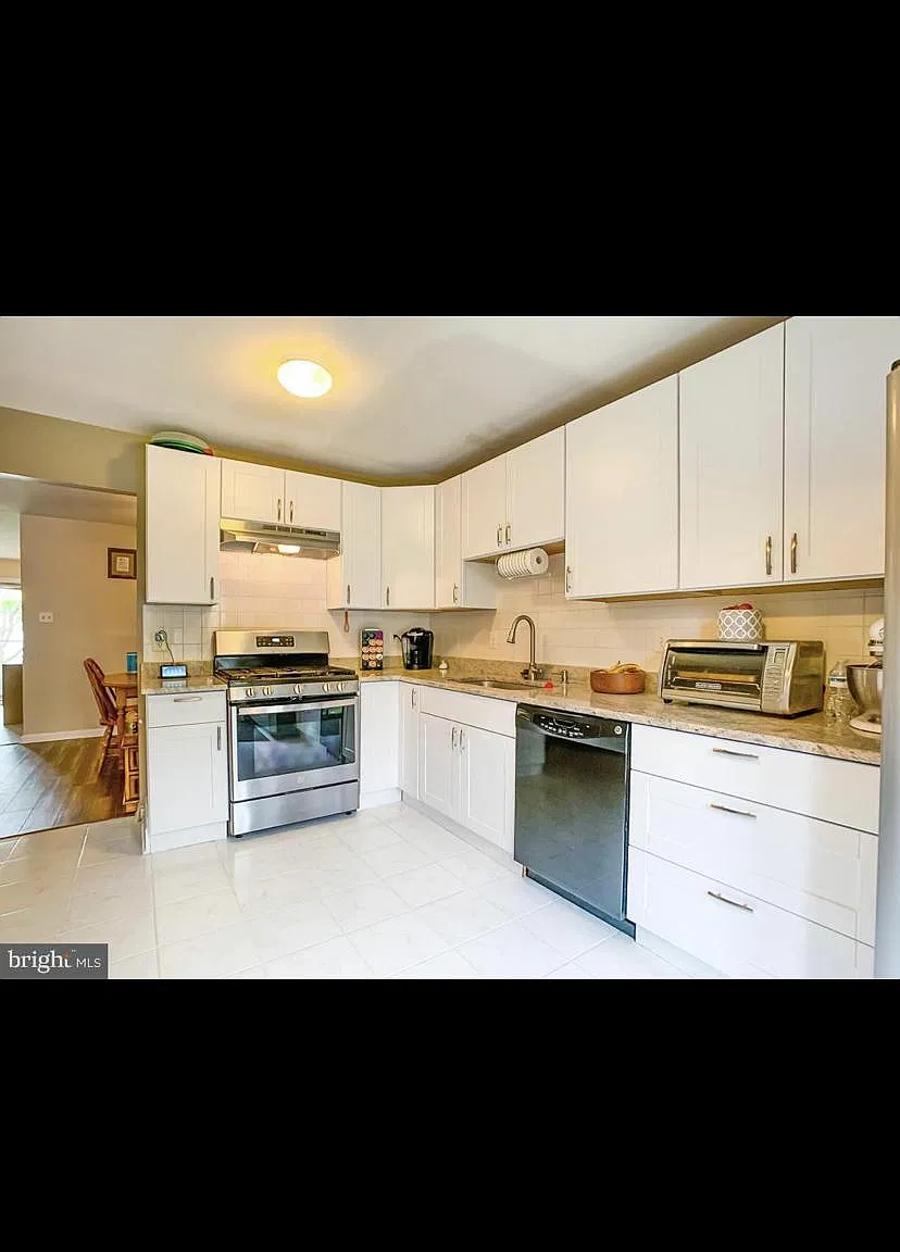 3 bed, 2.5 bath, 1676 sqft, $3,300 — Photo 3