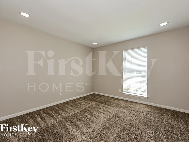1217 Meadow Creek Dr — Photo 11