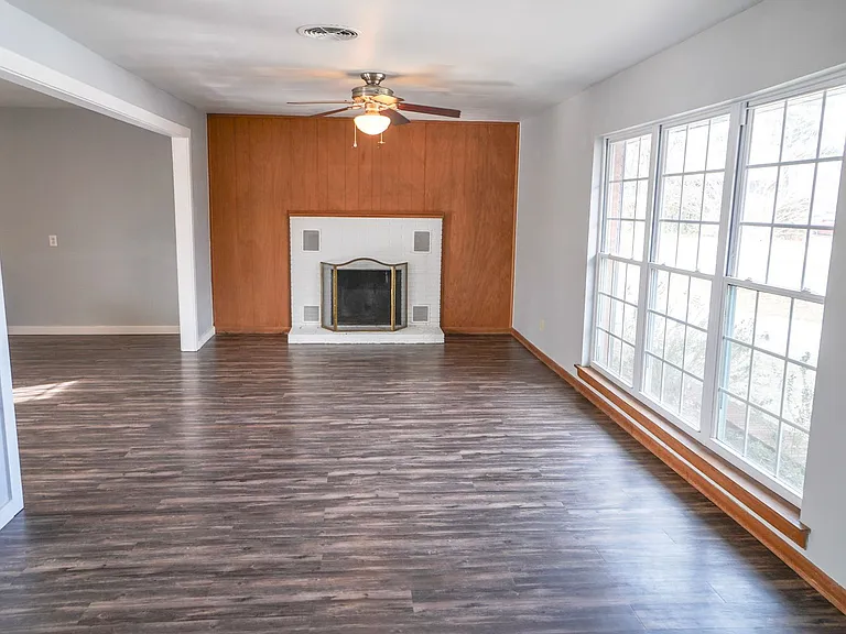 906 Carey Dr — Photo 2