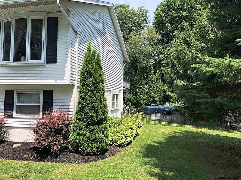 3rd image of 86 SPRING HOLLOW Drive