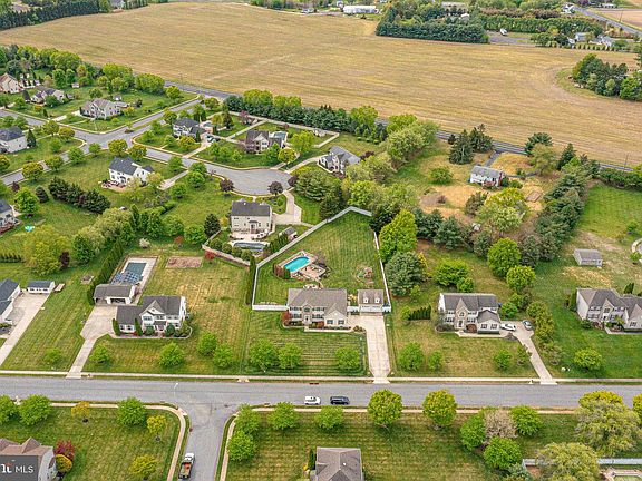 3rd image of 335 Meadowbrook Dr