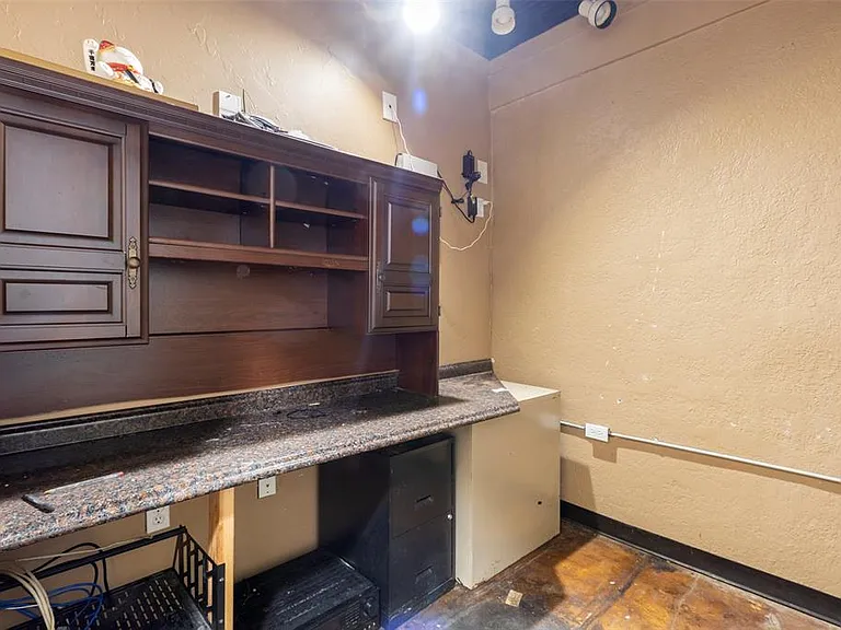 327 S Green Ave — Photo 28