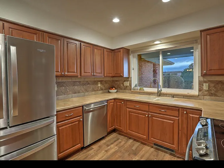 3900 Calle Castano NE — Photo 2