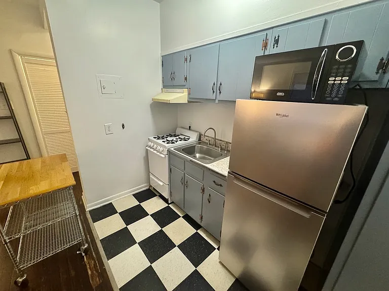 320 Constitution Ave NE — Photo 5