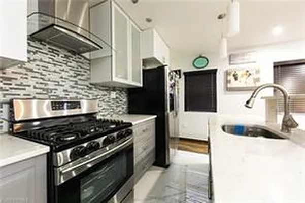Sold by Remax Real Estate Professionals | media 11