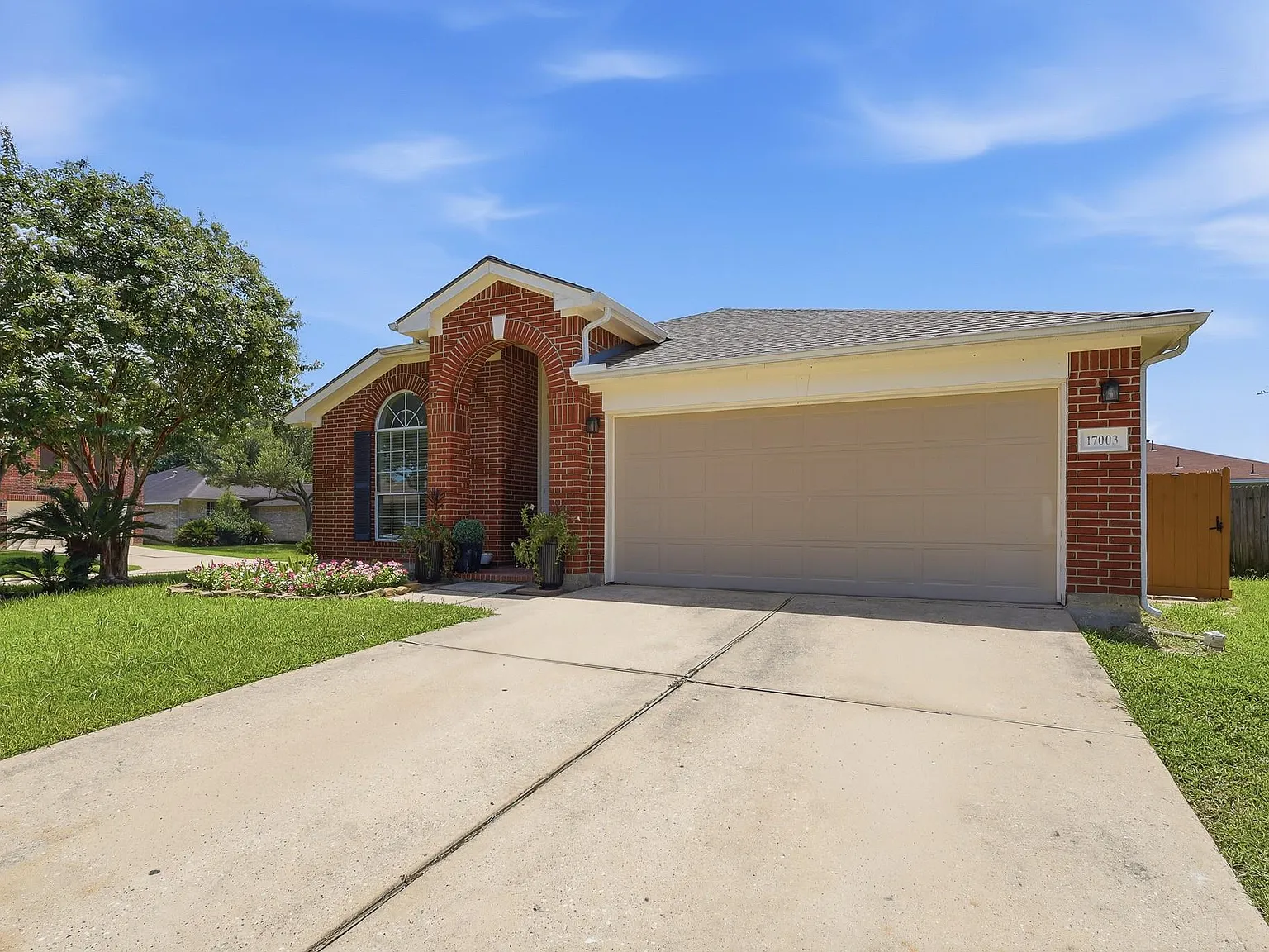 3 bed, 2.0 bath, 1402 sqft, $2,250 — Photo 2