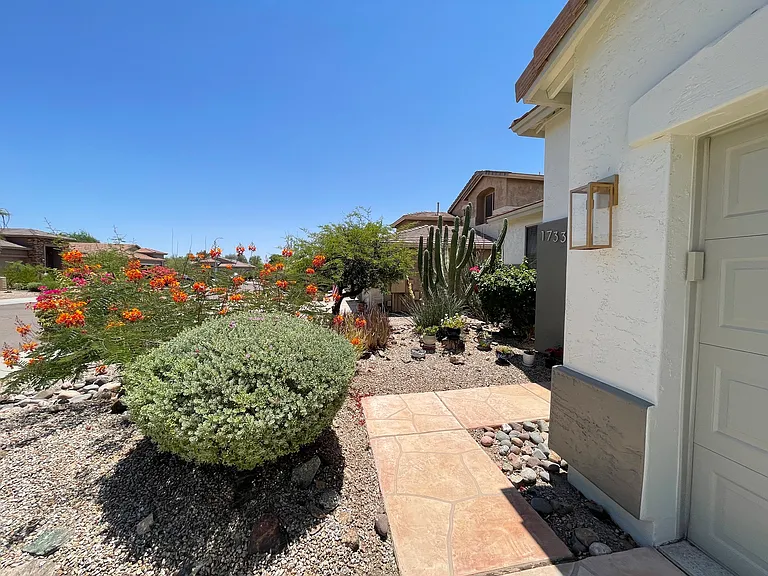 1733 W Nighthawk Way — Photo 2