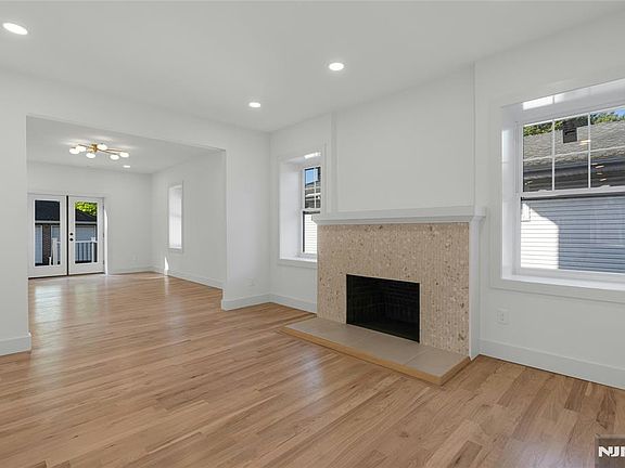 5th image of 264 Merrison St