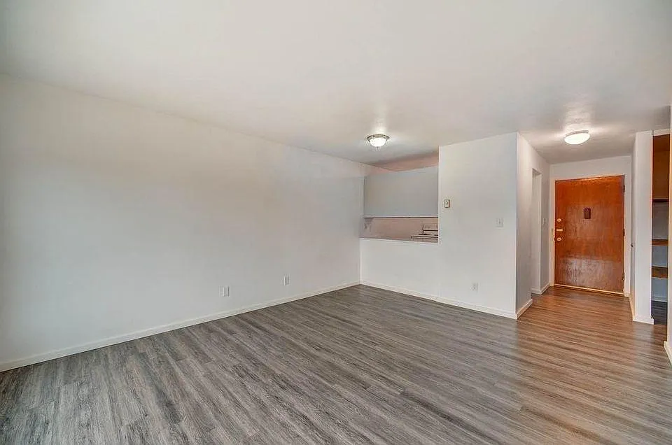 Building Photo - 2400 S Hill St #5