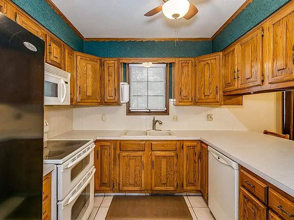 5th image of 806 Mountain Ash Ln