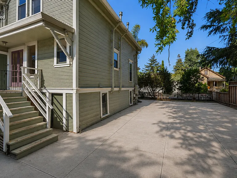 Charming Victorian Home & Spacious Yard — Photo 29