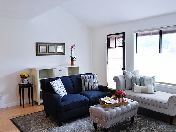 2nd image of 1050 Vista Del Pueblo APT 14