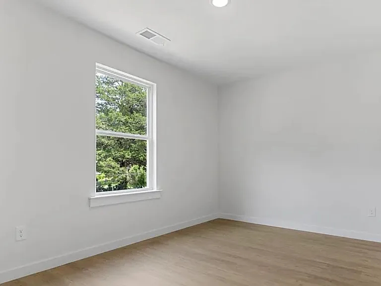1038 12th St NE — Photo 9