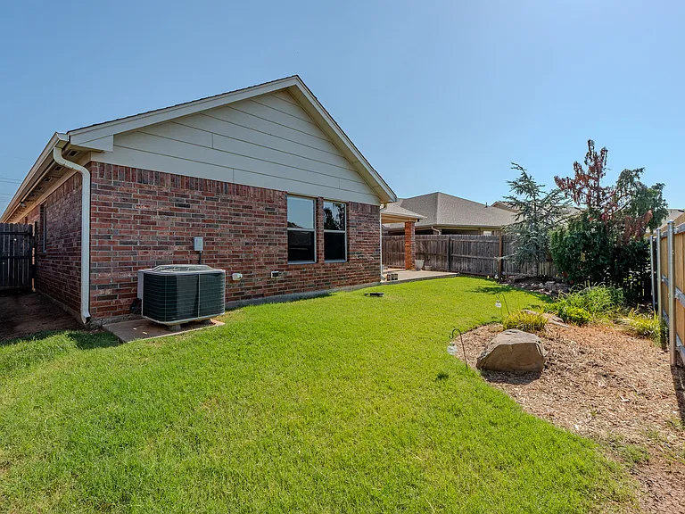 19213 Blanco Dr — Photo 35