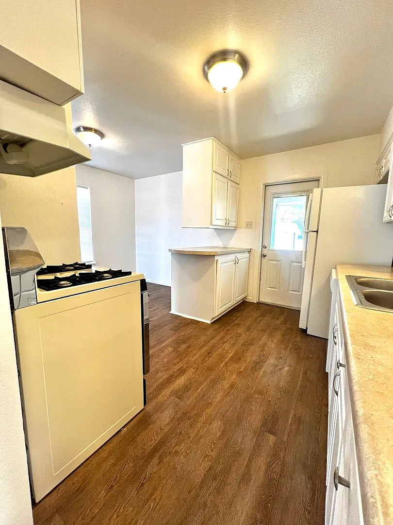 Charming 3 bedroom, 1 bathroom home — Photo 4
