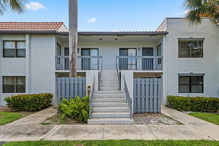 2 bed, 899 sqft, $2,550 — Photo 2