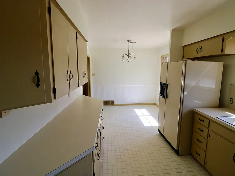 105 E Xavier Ave — Photo 8