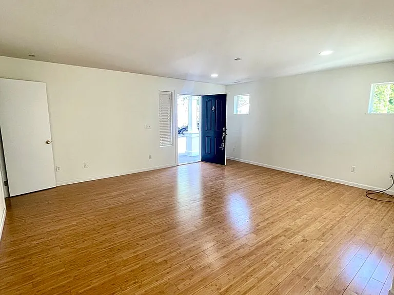2875 Hannen St — Photo 4