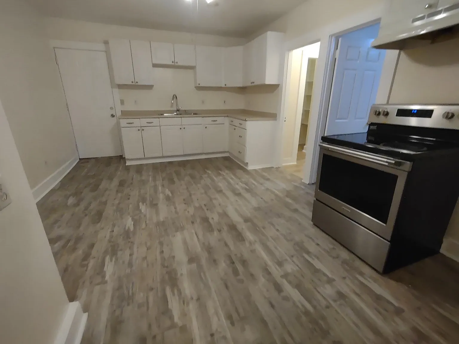 2 bed, 1.0 bath, 3060 sqft, $1,550 — Photo 2