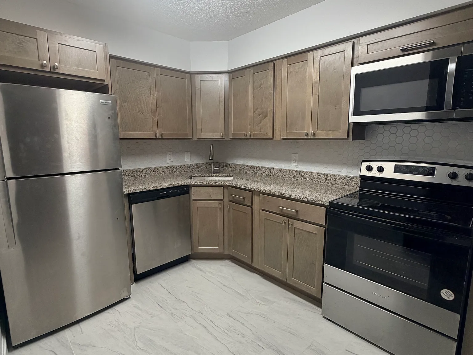 2 bed, 950 sqft, $2,400 — Photo 2