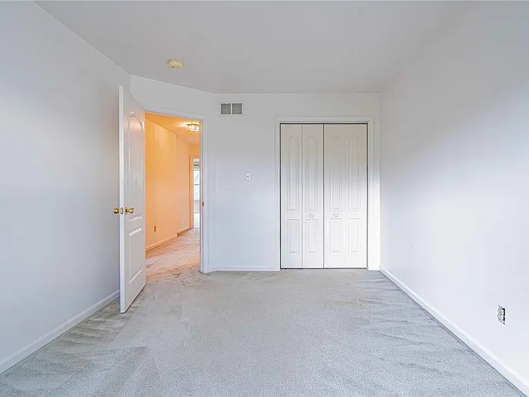 323 Surrey Pl #323 — Photo 18
