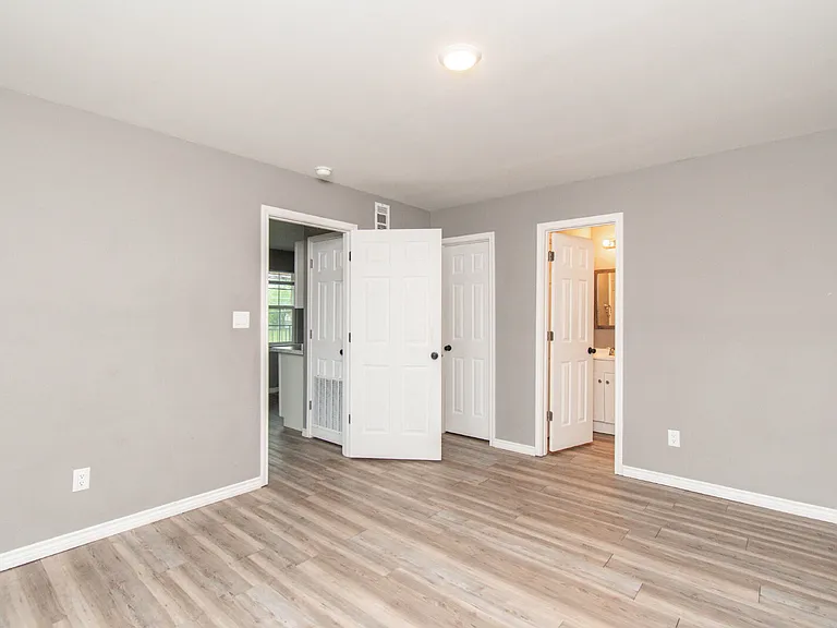 501 Root Ave #4 — Photo 8