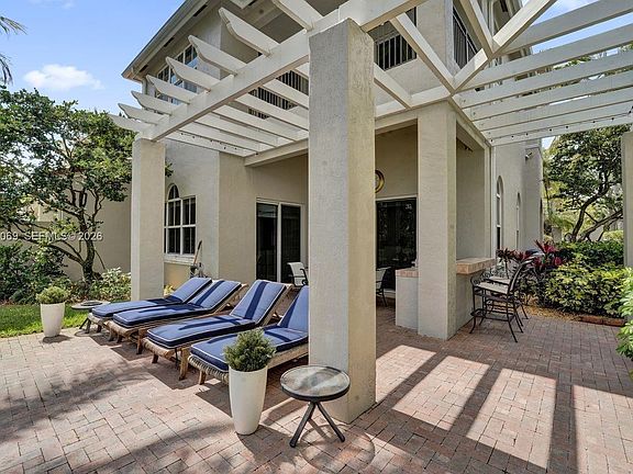 4th image of 899 Spinnaker Dr W