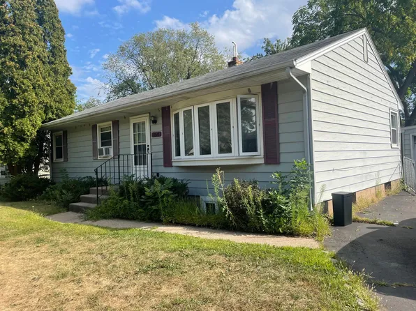 150 Roselawn Ave E, Maplewood, MN 55117