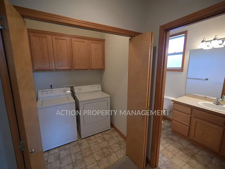 812 E Washington Pl — Photo 6