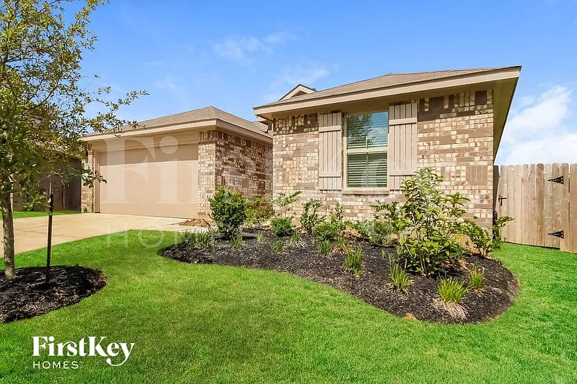 4 bed, 2.0 bath, 1748 sqft, $2,025 — Photo 2