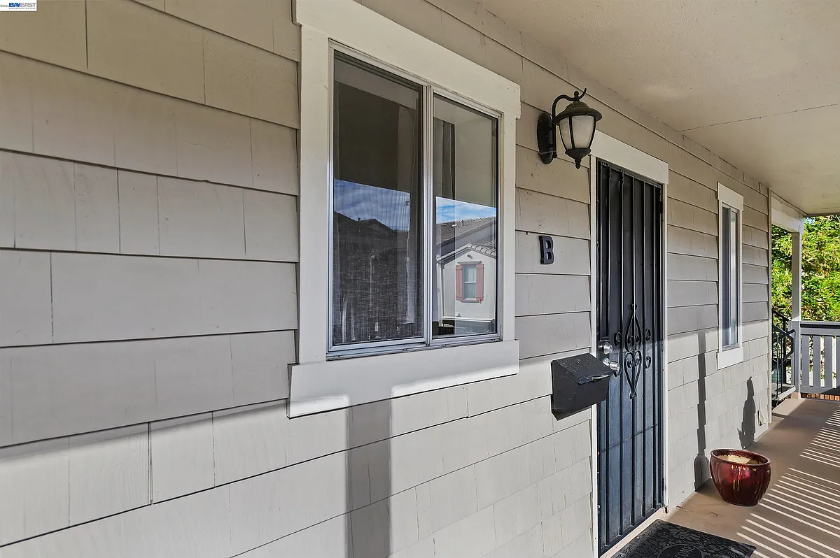 Building Photo - 3849 Vineyard Ave #B