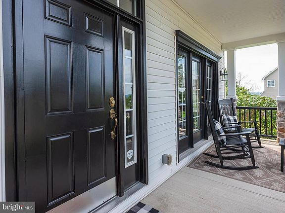4th image of 215 Clover Ln