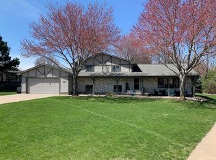710 Shoreside Cv, Hastings, NE 68901