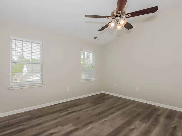142 Hampshire Dr — Photo 8