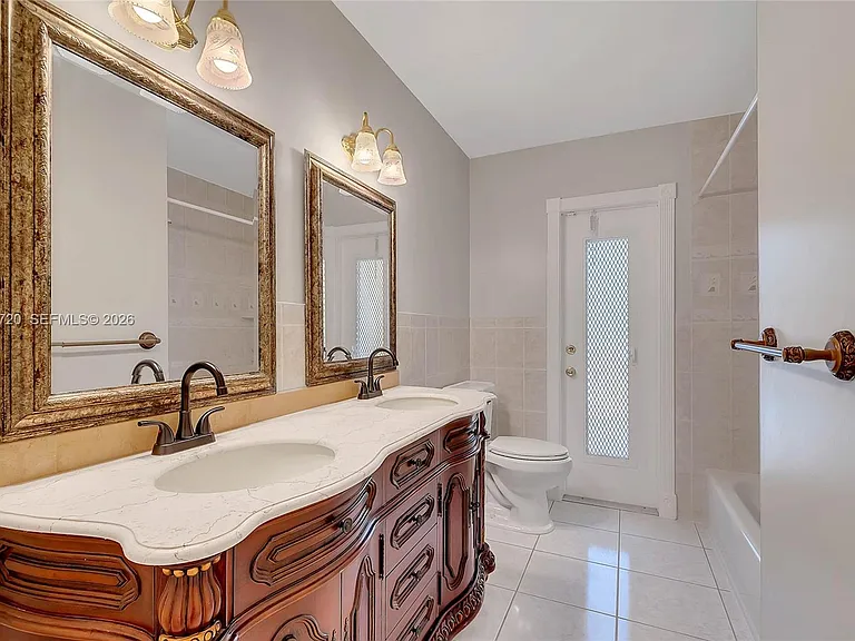8275 SW 206th Ter — Photo 2