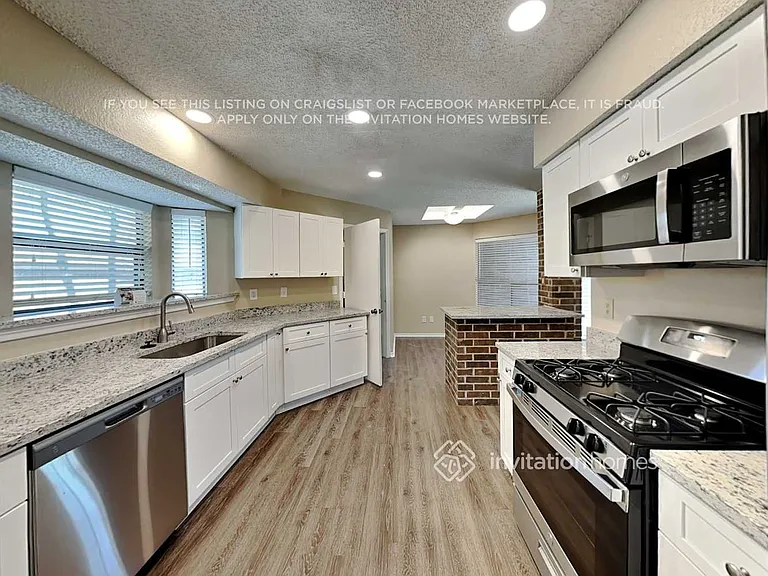 2032 Rochelle Ln — Photo 8