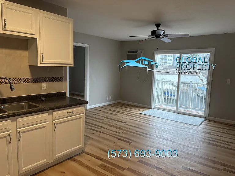 Lakefront Apartments — Photo 28