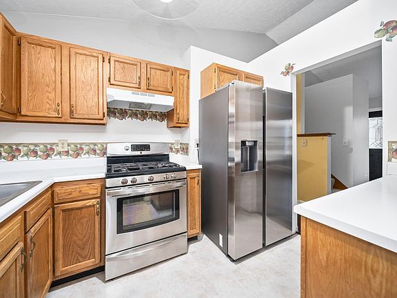 3rd image of 477 Courtland Ln