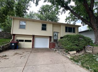 6127 NW 6th St, Lincoln, NE 68521