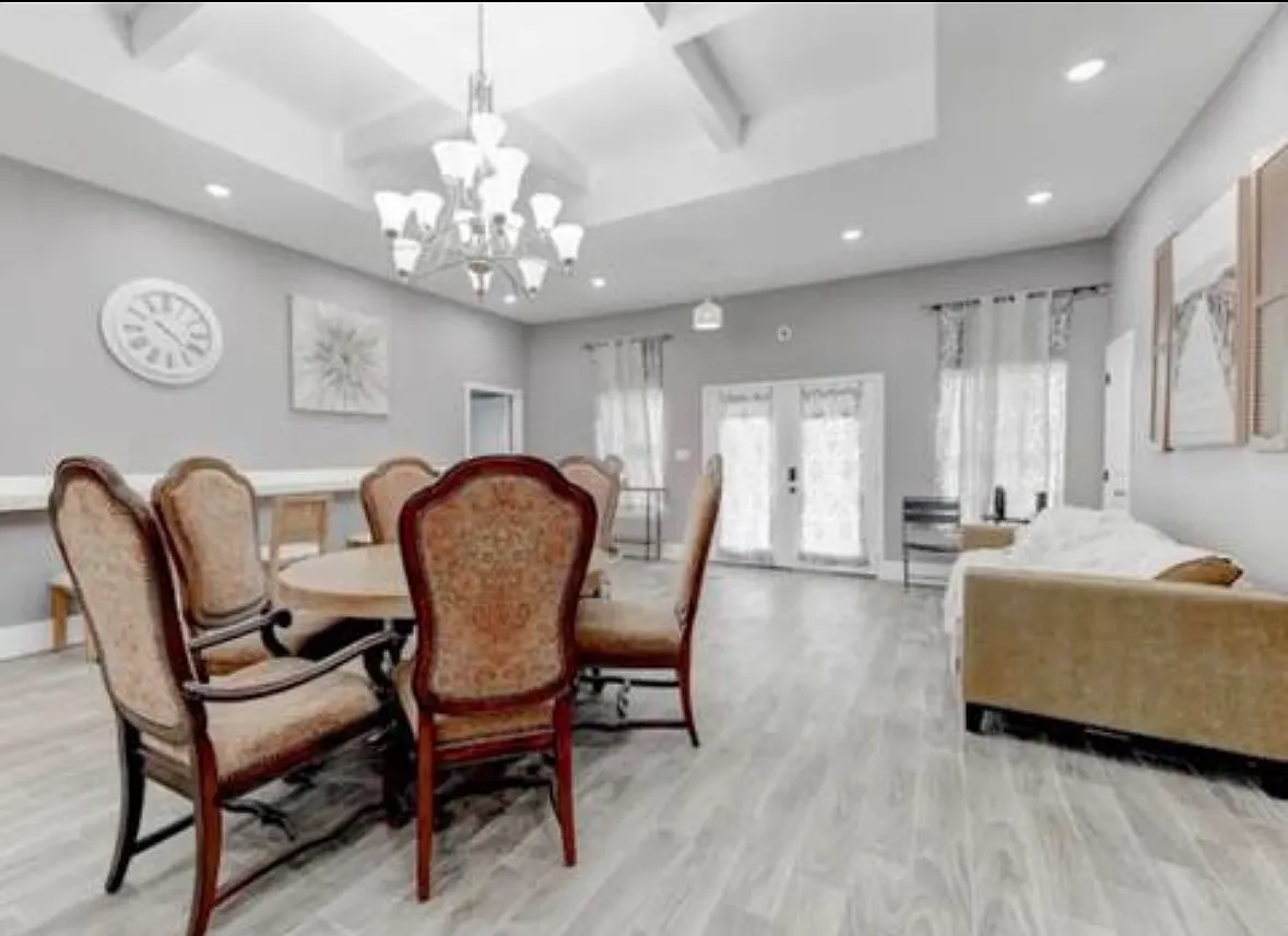 2716 Hillside Dr — Photo 4