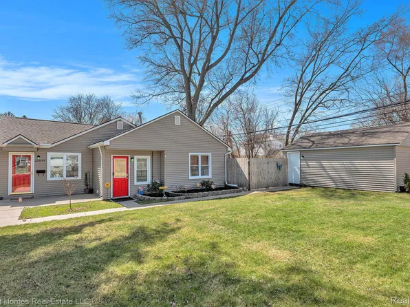 22839 Hawthorne St, Farmington, MI 48336