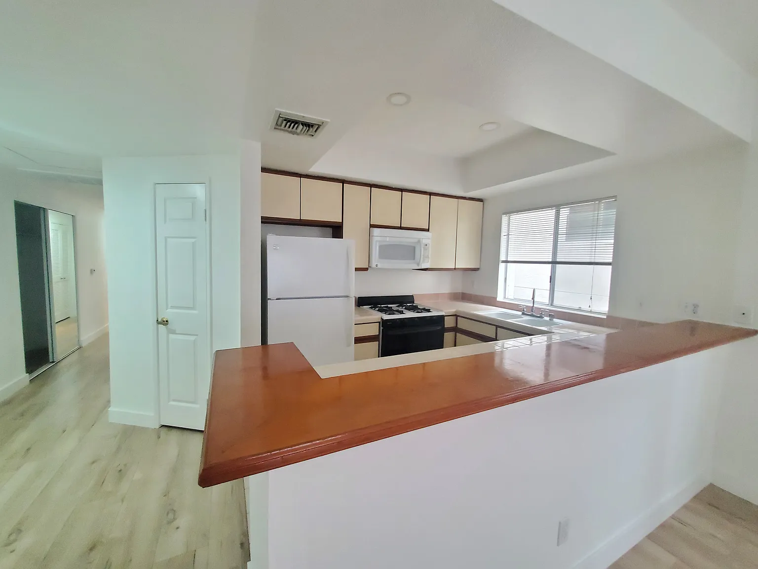 1546 Amherst Ave — Photo 3