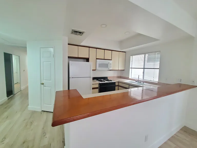 1546 Amherst Ave #103 — Photo 4