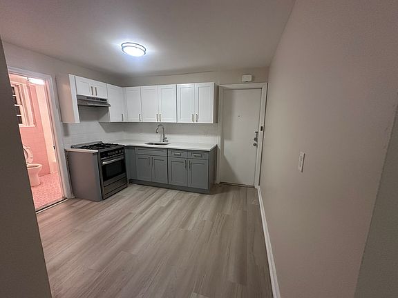 2nd image of 17 Newton Pl #4