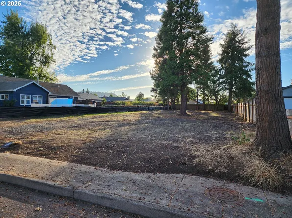 540 39th St, Springfield, OR 97478
