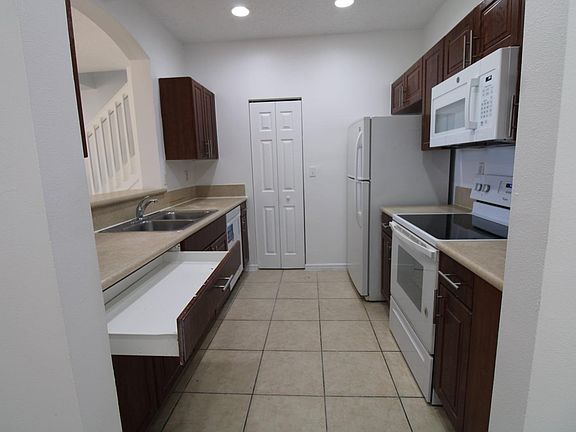 5th image of 1009 NE 42nd Pl Unit 1009