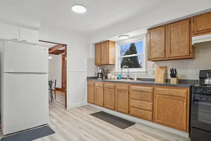 1053 N Main St — Photo 1