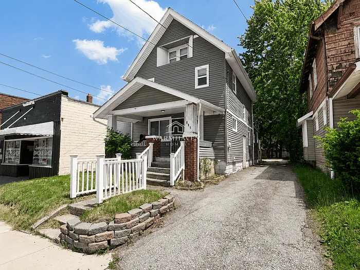 885 Brown St — Photo 1